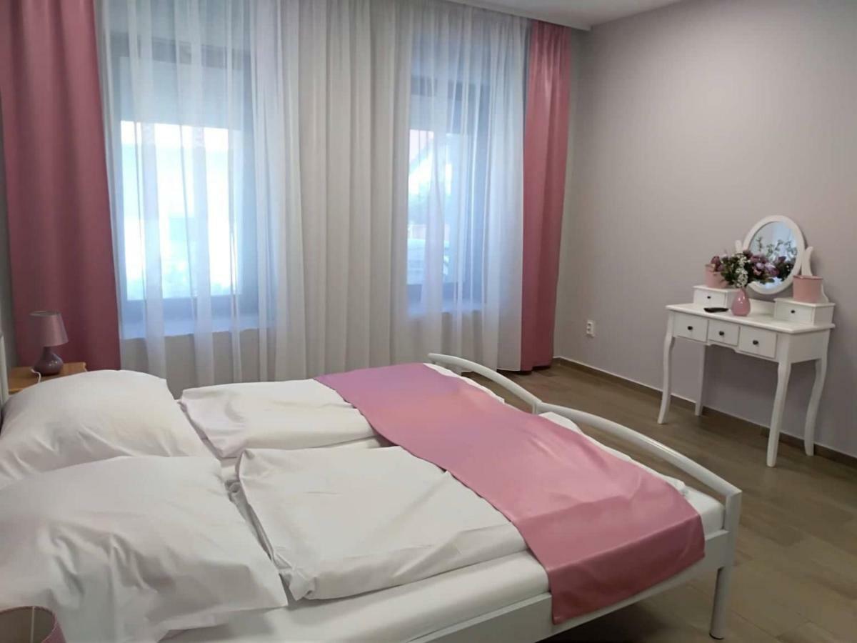 Alma Vendeghaz Hotel Veszprém Exterior photo
